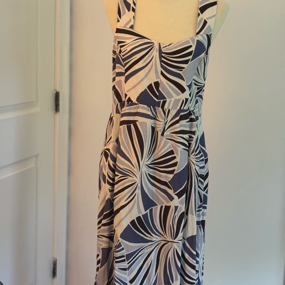 Pretty Tuckernuck maxi dress with x cross back.